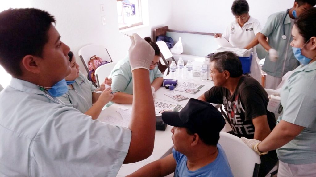 Migrantes reciben atención médica durante segunda feria de la salud. 14881202 1166819130020812 863801322 O 1024x576