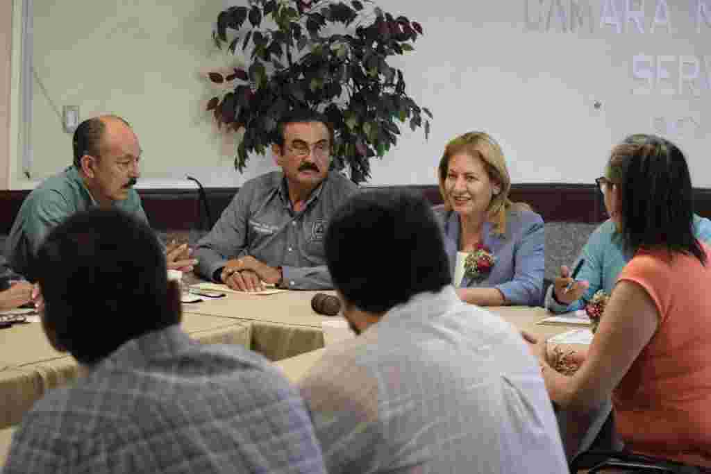 Juanita Sánchez comprometida con el comercio local WhatsApp Image 2019 05 16 At 8.54.15 PM 1024x683