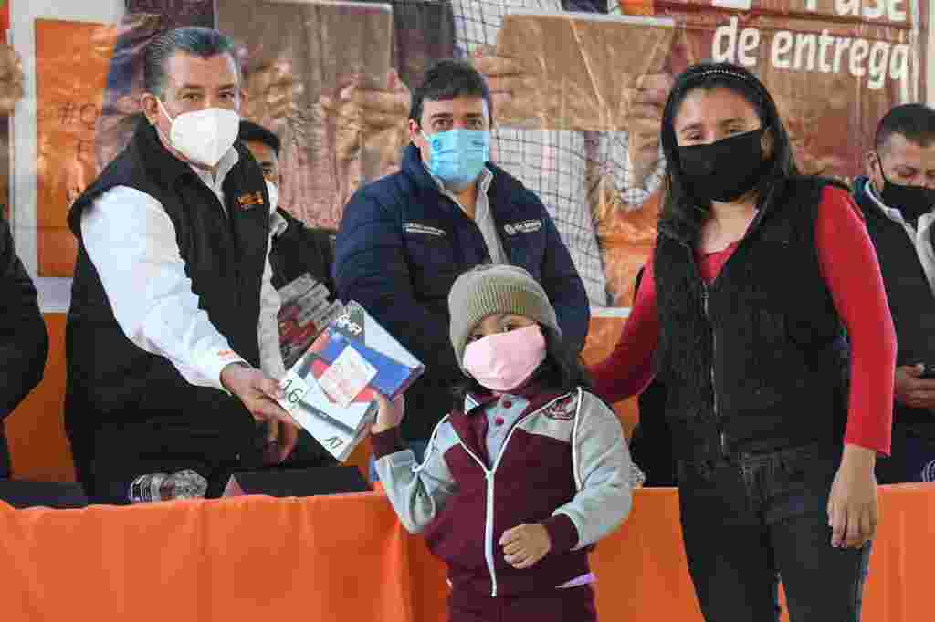 Gobierno de Río Bravo participa en donación de aparatos tecnológicos a alumnos de nivel básico WhatsApp Image 2020 12 09 At 09.59.57 1024x682