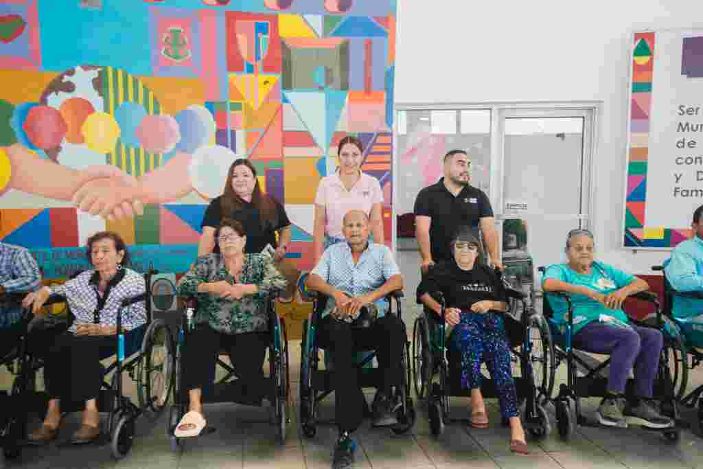 Gobierno de Carlos Peña Ortiz apoya con entrega de 15 sillas de ruedas WhatsApp Image 2023 10 24 At 10.37.04 AM 1024x683