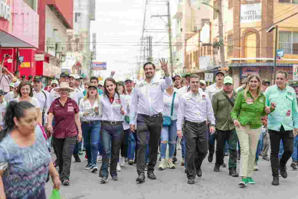 Carlos Peña, Maki Ortiz, Eugenio Hernández, acompañaron a Reynaldo Garza, Líder de la CTM participando en el multitudinario desfile del Día del Trabajo FB IMG 1714629296365 Large